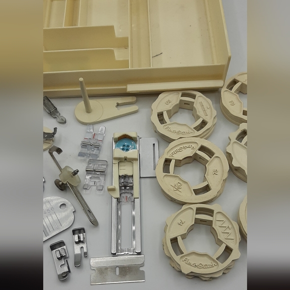 Singer Sewing Machine Parts 161172 381114 3 Foot Plates 5 Feet 6 Flexi-Stitch - Picture 6 of 7